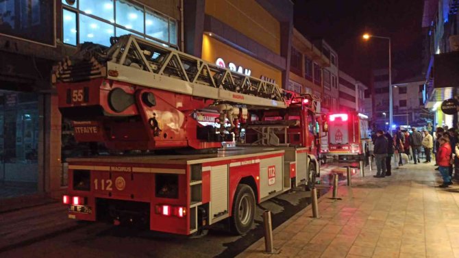 İ̇ş Merkezinde Çıkan Yangın Büyümeden Söndürüldü