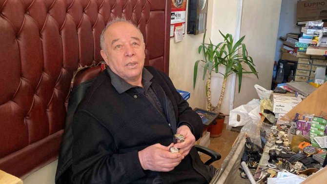 Niğdeli Saat Ustası Naci Evirgen, 60 Yıldır Saat Tamir Ediyor