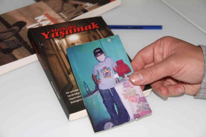 Sağ Kolundan Kemoterapi Gördü, Sol Koluyla Yazmaya Devam Etti