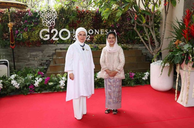 Emine Erdoğan, Endonezya’da G20 Liderlerinin Eşleriyle Bir Araya Geldi