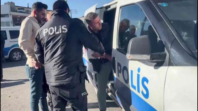 İ̇şten Ayrıldığı Firmaya Alacağı Para İçin Gitti Çalışanlara Bıçakla Saldırdı