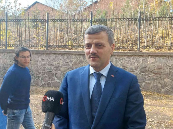 Gazi Üniversitesi Rektörü Yıldız, Gazi’nin Patileri’ni Besledi