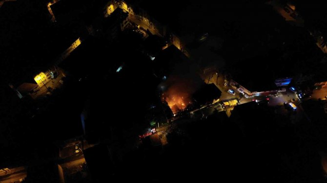 Geceyi Alevler Aydınlattı, Tarihi Ahşap Bina Alev Topuna Döndü