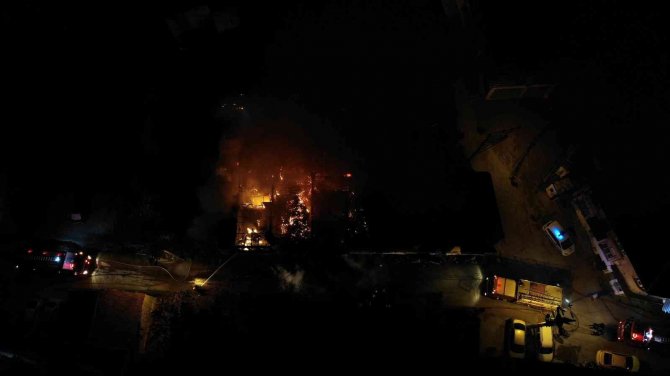Geceyi Alevler Aydınlattı, Tarihi Ahşap Bina Alev Topuna Döndü
