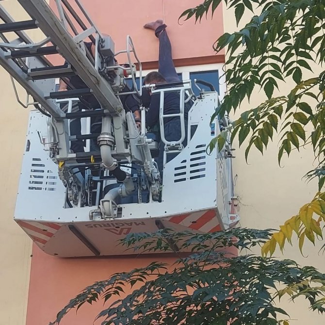 Evine Çatıdan Sarkıp Pencereden Girmek İstedi, Halat Kısa Gelince Asılı Kaldı