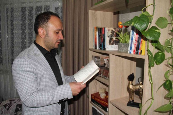 Sağ Kolundan Kemoterapi Gördü, Sol Koluyla Yazmaya Devam Etti