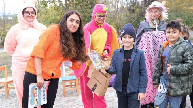 Büyükçekmeceli Miniklere Kitap Sevgisi Aşılanıyor