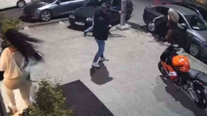 Sultangazi’de Silahlı Saldırı Kamerada: 1 Ağır Yaralı