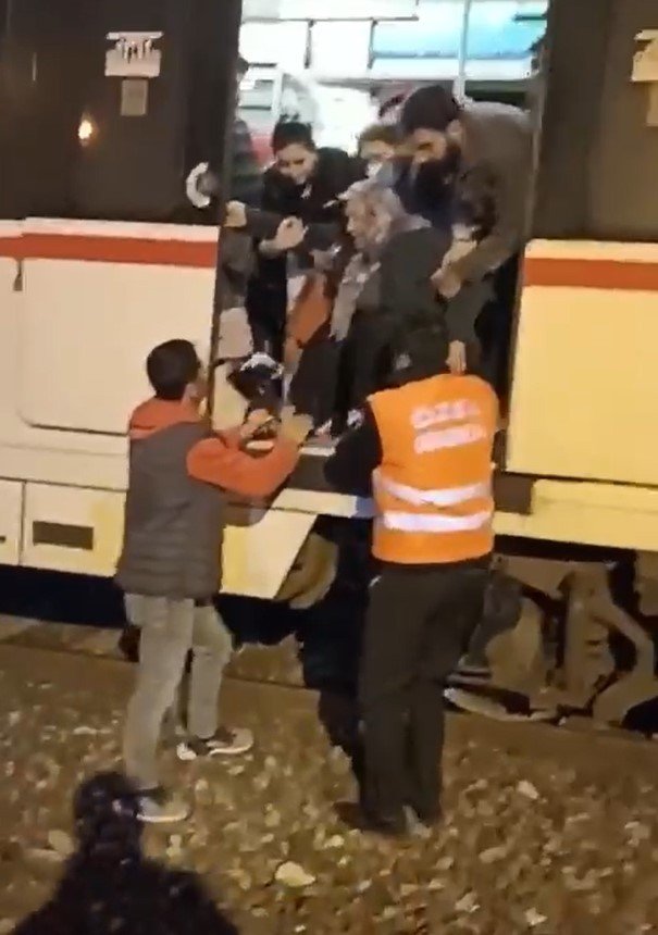 İ̇zban Arızalanınca Vatandaşlar Çareyi Raylara Atlamakla Buldu