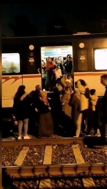 İ̇zban Arızalanınca Vatandaşlar Çareyi Raylara Atlamakla Buldu
