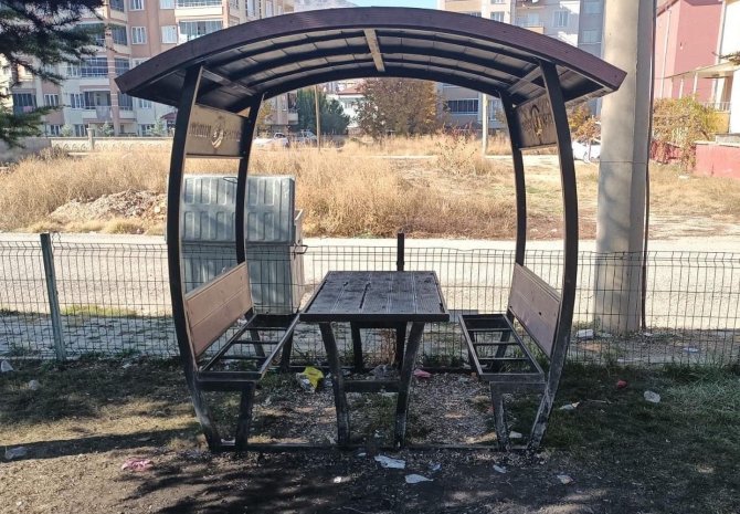 Elbistan’da Park Ve Mesire Alanlarındaki Kamelyalar Tahrip Edildi