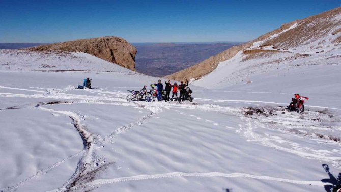 Karla Kaplanan Ergan Dağı’nın Zirvesine Motosikletleriyle Çıkarak Sezonun İlk Kayağını Yaptılar
