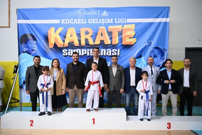 Minik Bedenler Karate Şampiyonasında Ter Döktü