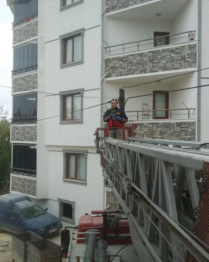 Telefon Direğinde Mahsur Kalan Kedi Kurtarıldı