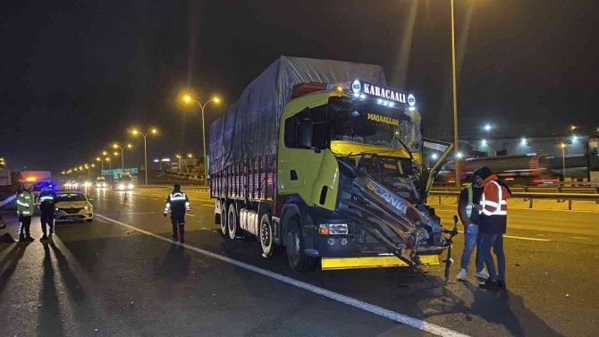 Tem’de 2 Kamyon Çarpıştı, Araçta Sıkışan Sürücü Yaralandı
