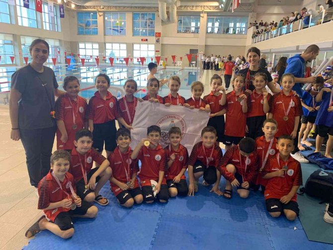 Minik Yüzücülerden Büyük Başarı