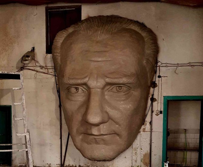 Malatya’ya 4,5 Metrelik Atatürk Maskı