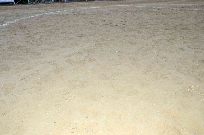 Bozuk Zeminde Maç Yapan Futbolcular Bakan Kasapoğlu’na Seslendi