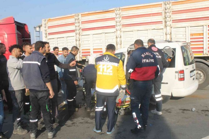 Manisa Yolunda Kaza: 3 Yaralı