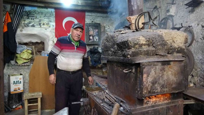 Mardinli Demir Ustası 8 Kez Ameliyat Oldu, Yarım Asırdır Tutkuyla Yaptığı İşine Engel Olmadı