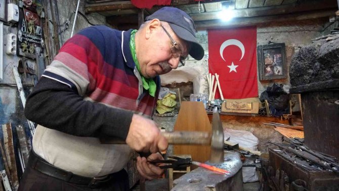Mardinli Demir Ustası 8 Kez Ameliyat Oldu, Yarım Asırdır Tutkuyla Yaptığı İşine Engel Olmadı