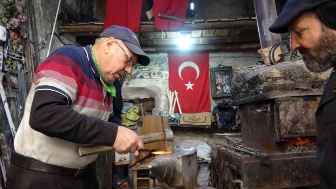 Mardinli Demir Ustası 8 Kez Ameliyat Oldu, Yarım Asırdır Tutkuyla Yaptığı İşine Engel Olmadı