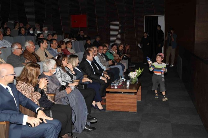 "Sokakların Çatısı Yok" Oyunu Beğeni Topladı