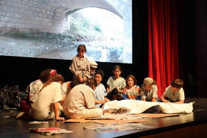 "Sokakların Çatısı Yok" Oyunu Beğeni Topladı