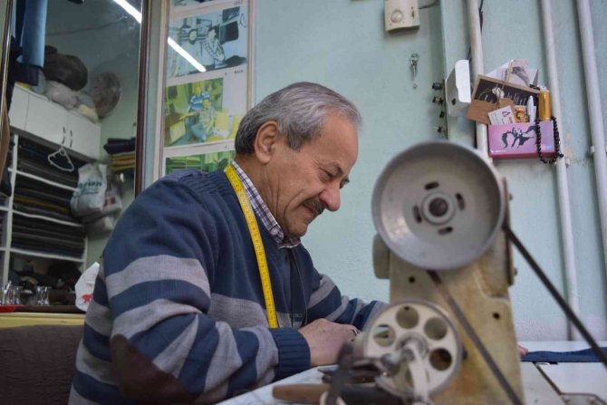 70 Yaşındaki Terzi Sıtkı Usta’nın Meslek Aşkı Hayran Bırakıyor