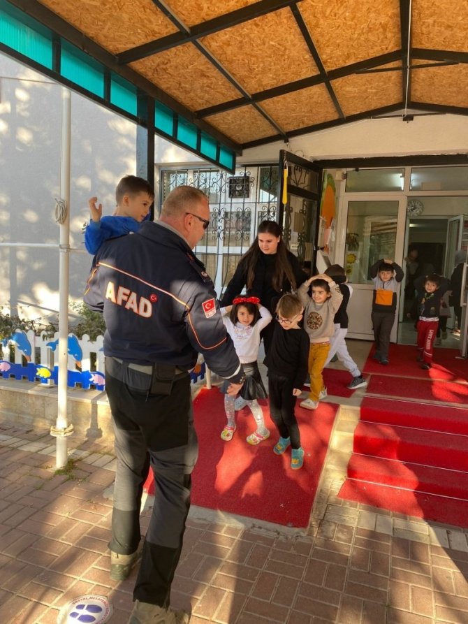 Minik Öğrenciler İle Deprem Tatbikatı
