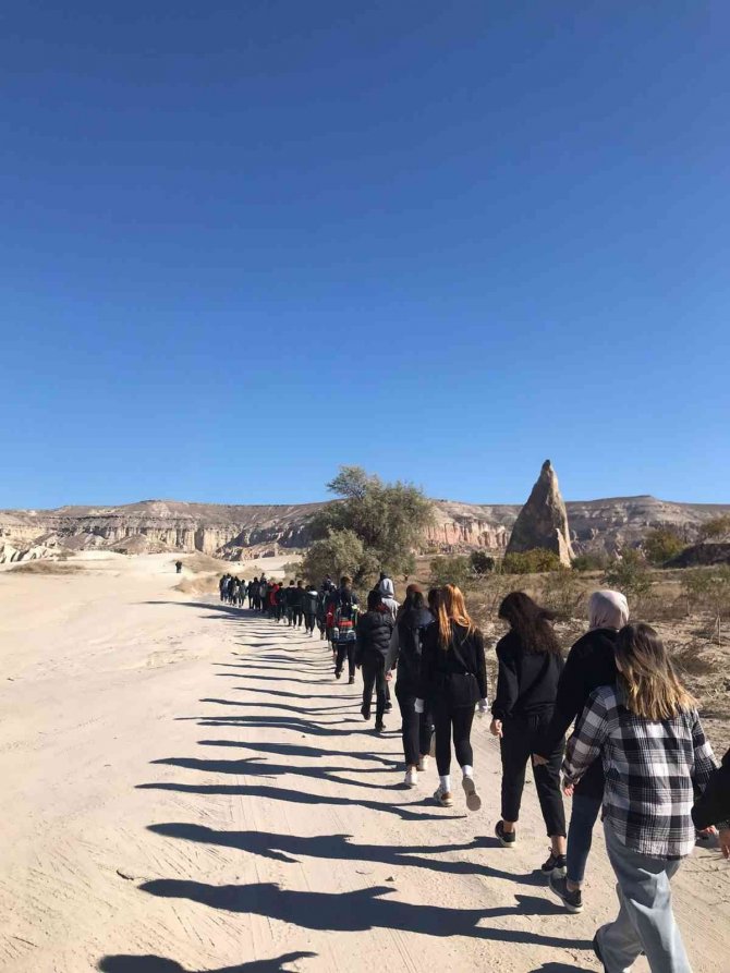 Nevü İ̇zci Kulübü Öğrencileri Kızılçukur Vadisi’nde Doğa Yürüyüşünde