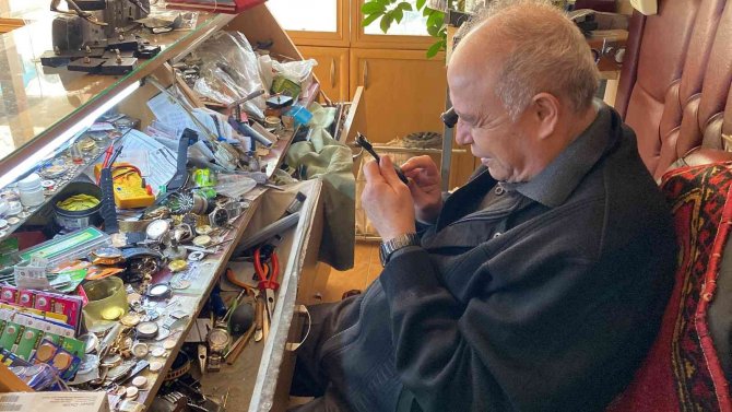 Niğdeli Saat Ustası Naci Evirgen, 60 Yıldır Saat Tamir Ediyor