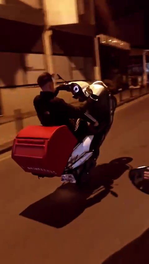 Pendik’te Motosikletlinin Tek Teker Üzerinde Tehlikeli Yolculuğu Kamerada