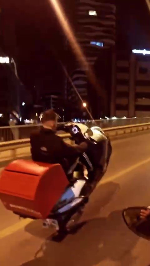 Pendik’te Motosikletlinin Tek Teker Üzerinde Tehlikeli Yolculuğu Kamerada