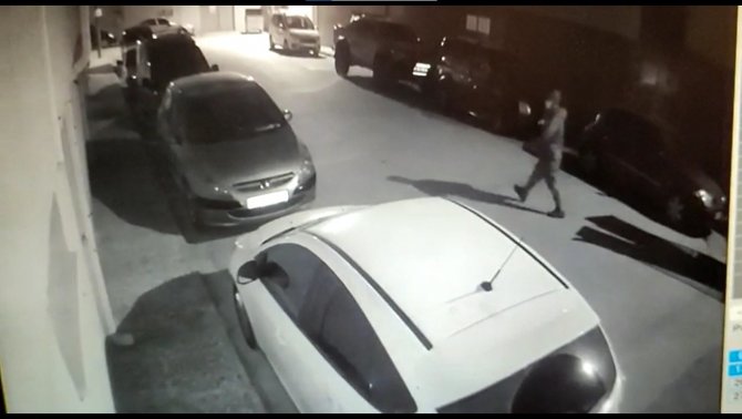 Araçların Kapıları Açmayınca Kendini Kaydeden Güvenlik Kamerasını Çaldı