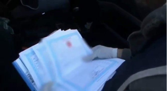 Siirt’te Yakalanan Tefecilerin Evlerinde Çok Sayıda Tapu Ele Geçirildi