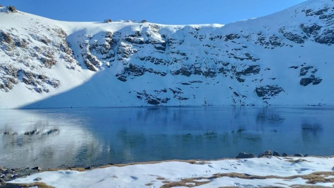 Çalyan Gölü 7 Ay Buz Pistine Dönecek Beyazlığa Büründü