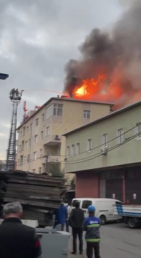 Tuzla’da Çatı Yangını: Bina Sakinleri Tahliye Edildi