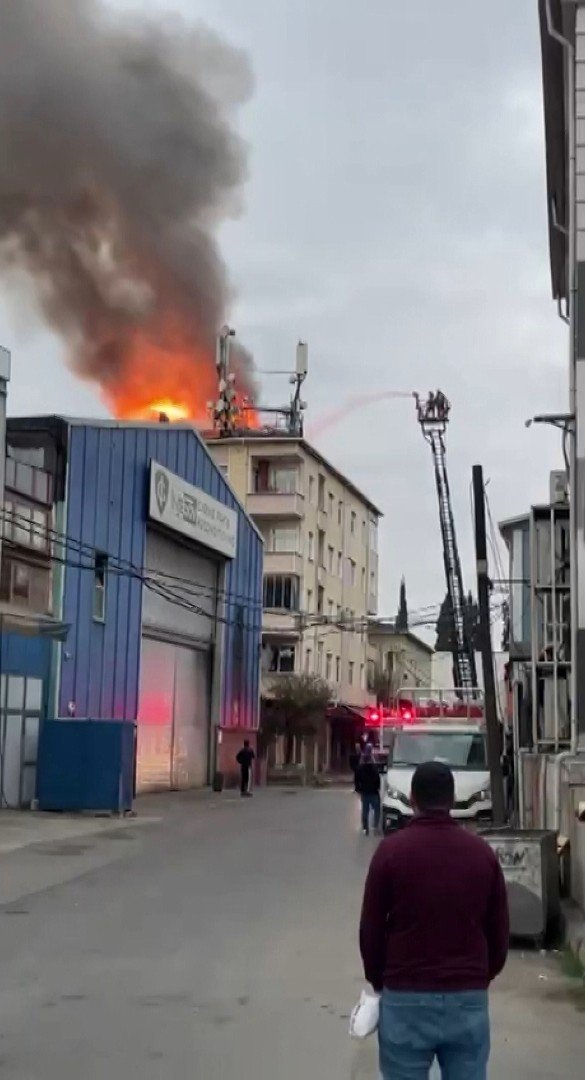 Tuzla’da Çatı Yangını: Bina Sakinleri Tahliye Edildi