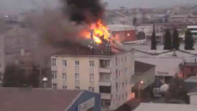 Tuzla’da Çatı Yangını: Bina Sakinleri Tahliye Edildi