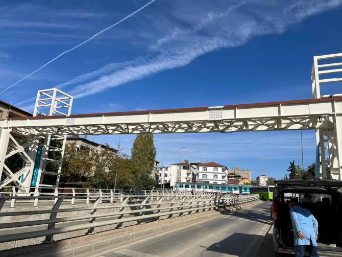 Yayaların Güvenliği İçin Üstgeçit Yapılıyor