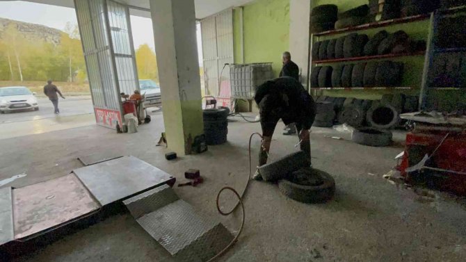 Van’da Lastikçilerin Kış Mesaisi Başladı
