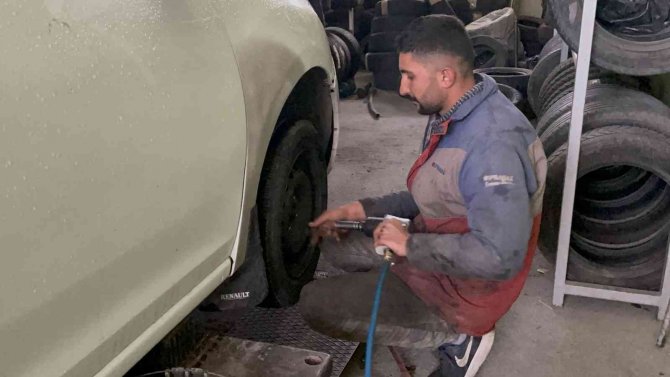 Van’da Lastikçilerin Kış Mesaisi Başladı