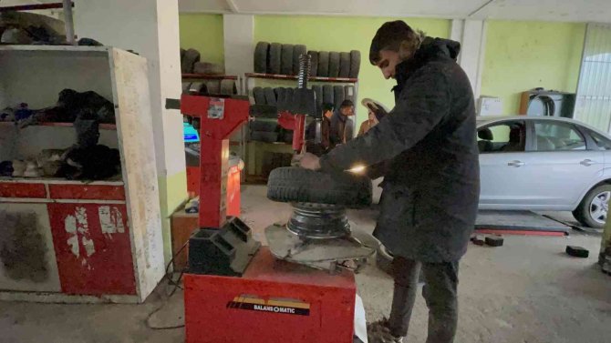 Van’da Lastikçilerin Kış Mesaisi Başladı