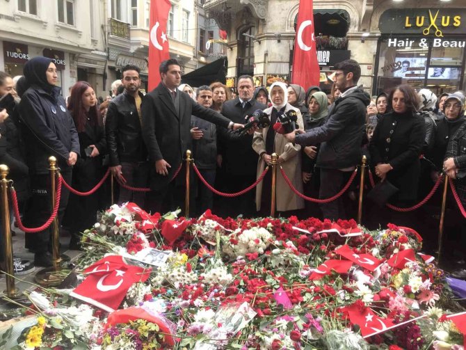 Ak Parti İ̇stanbul Kadın Kolları Başkanlığı, Saldırının Gerçekleştiği Alana Karanfil Bıraktı