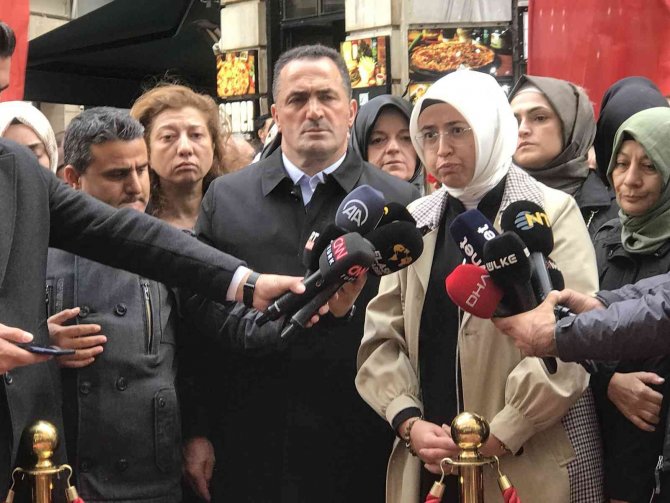 Ak Parti İ̇stanbul Kadın Kolları Başkanlığı, Saldırının Gerçekleştiği Alana Karanfil Bıraktı