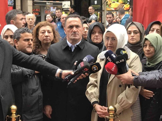 Ak Parti İ̇stanbul Kadın Kolları Başkanlığı, Saldırının Gerçekleştiği Alana Karanfil Bıraktı