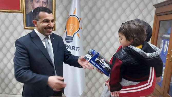 Başkan Çalkın, Vatandaşlara Kars’a Yapılan Yatırımları Anlatıyor