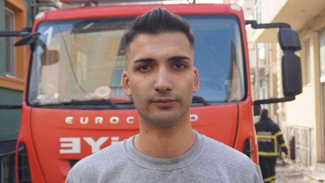 Yangında Can Pazarı: Mahsur Kalan Kadını Kapıyı Kırıp Kurtardılar