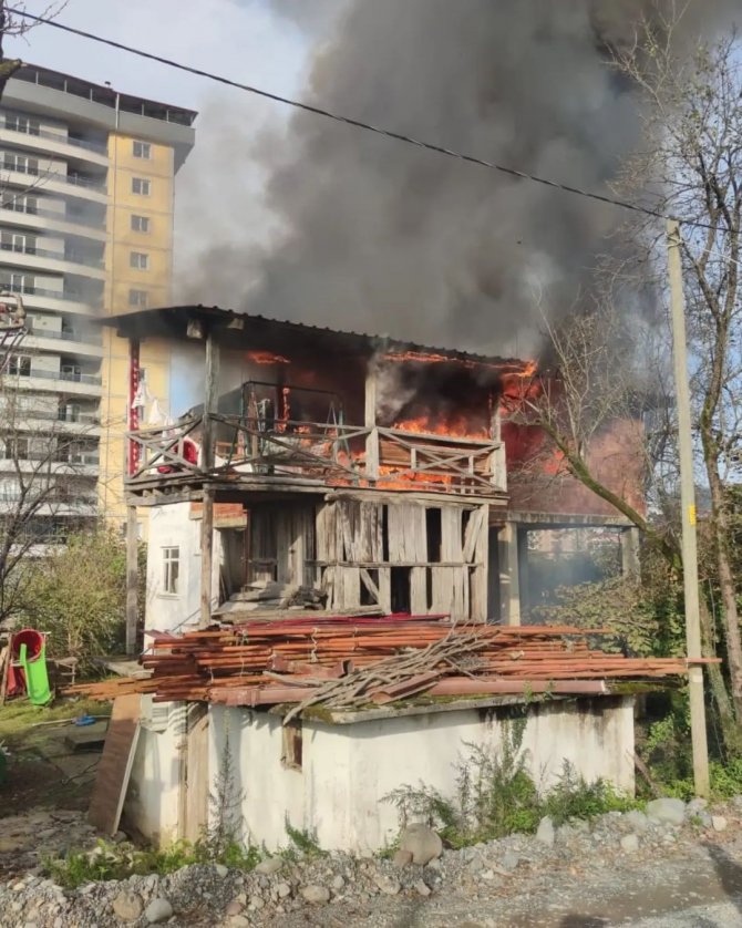 Artvin’de Evde Çıkan Yangın Paniğe Neden Oldu